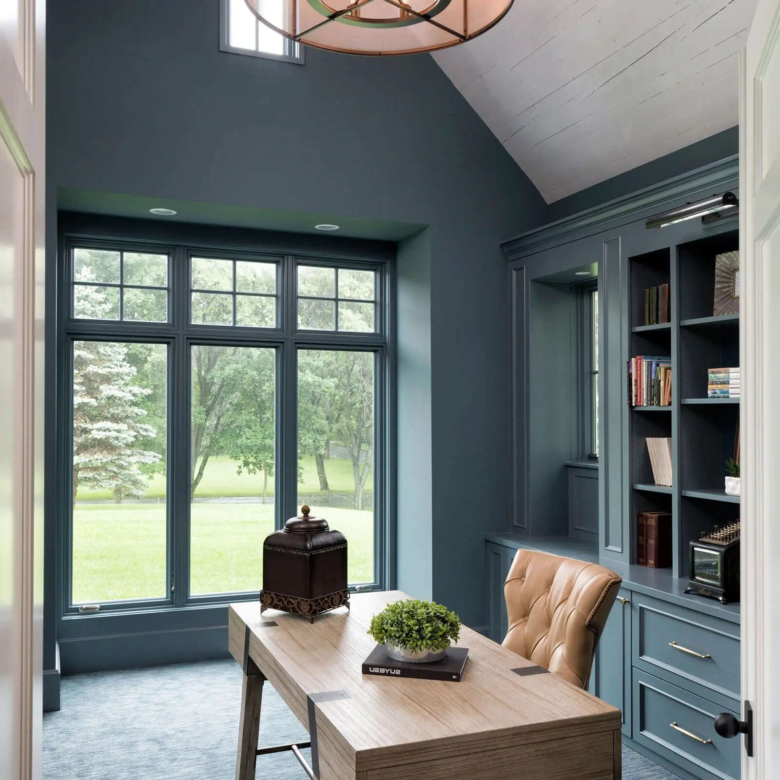 home13_6_228ounbeku3h4zpsojy9mnf-1600x1600 Elegant home office with tall blue-framed windows